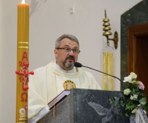 Ksiądz zamienił cmentarz na park, żeby wierni odwiedzili groby