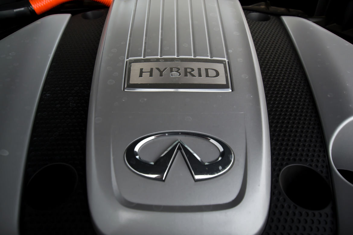 Infiniti Q70h Premium Tech