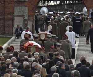 To już 10 lat od pogrzebu pary prezydenckiej Lecha i Marii Kaczyńskich. Ludzie żegnali ich kwiatami