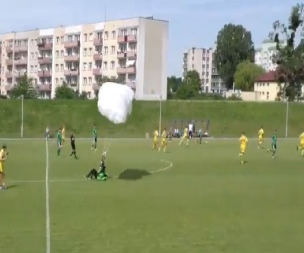 Awaryjne lądowanie na stadionie