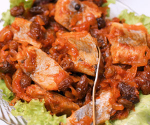 Śledzie po kaszubsku w wersji premium – słodko-wytrawny klasyk z rodzynkami lub śliwkami