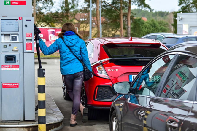Kolejki niemieckich aut na przygranicznych stacjach paliw