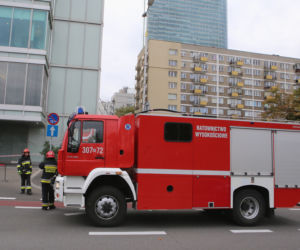 Z wieżowca spadła szyba na chodnik