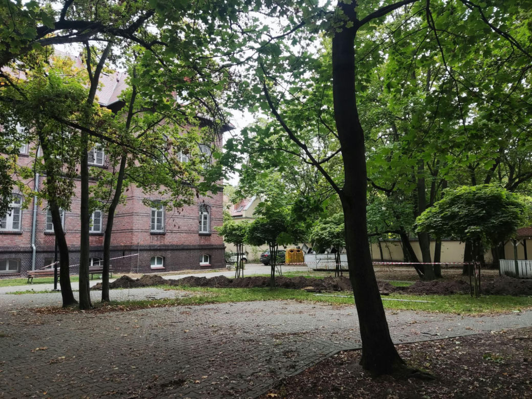 Mina przy Centrum Neuropsychiatrycznym w Kościanie. Teren zabezpiecza policja