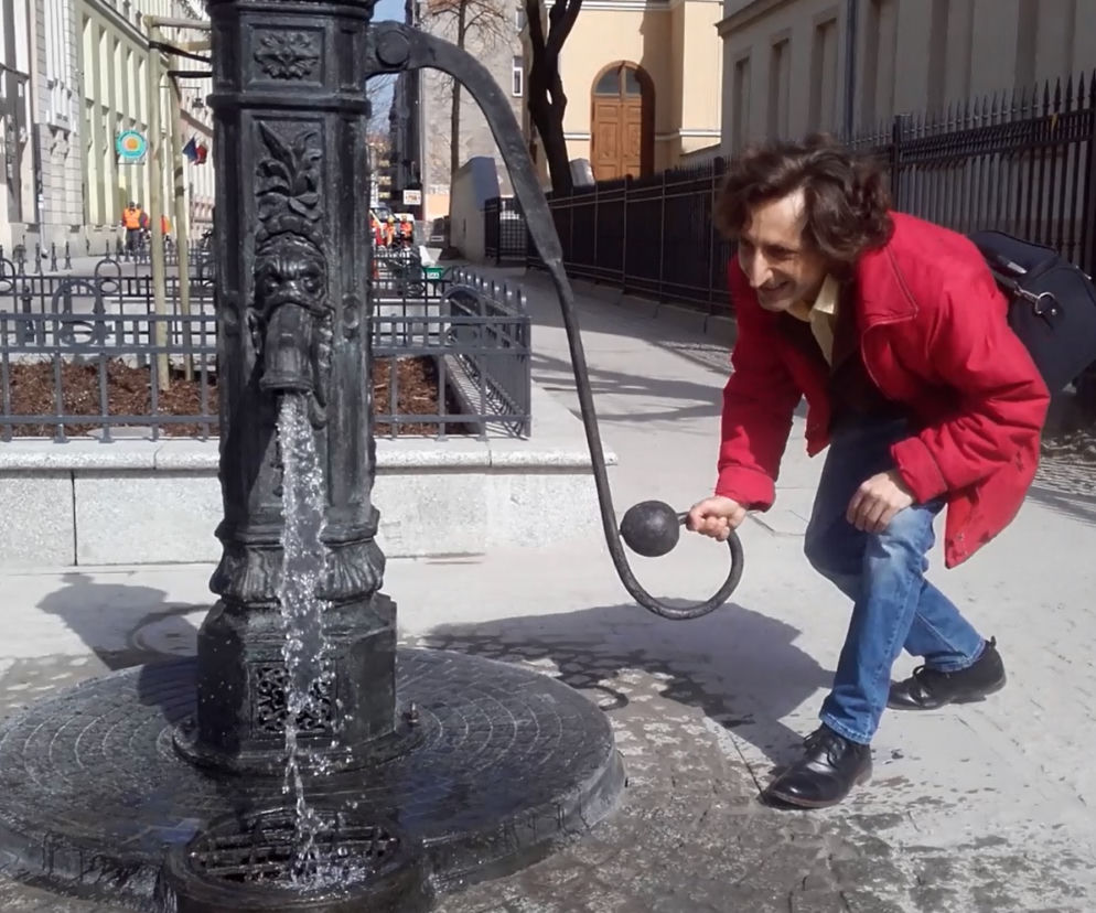 Woda ze stojącej na woonerfie na Piramowicza pompy, tak jak niegdyś, jest zdatna do picia