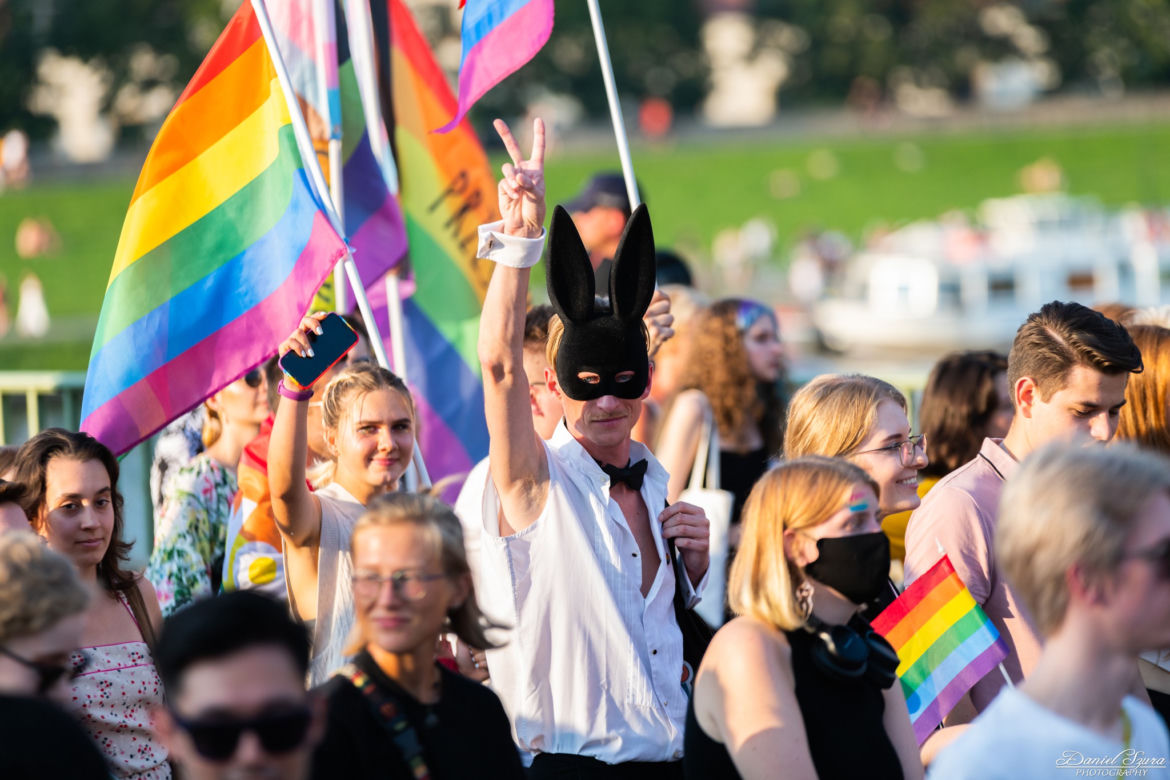 Marsz Równości w Krakowie - tłumy na wydarzeniu pod hasłem "Zaczerpnąć tchu".