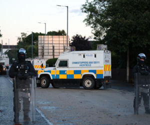 Ofiara nożownika z Belfastu wcześniej była więziona i torturowana. Miasto w rozsypce, służby nie potrafią zatrzymać zamieszek