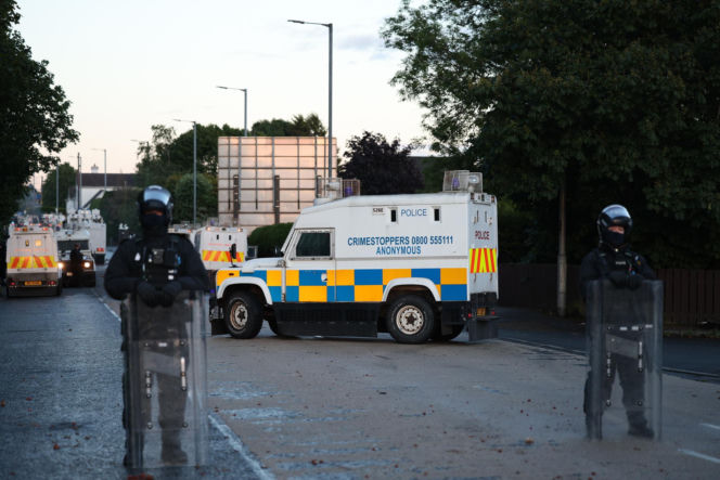 Ofiara nożownika z Belfastu wcześniej była więziona i torturowana. Miasto w rozsypce, służby nie potrafią zatrzymać zamieszek
