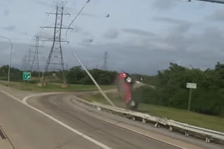 Tak się kończy panika za kierownicą. Potężny dzwon Toyoty był do uniknięcia - WIDEO