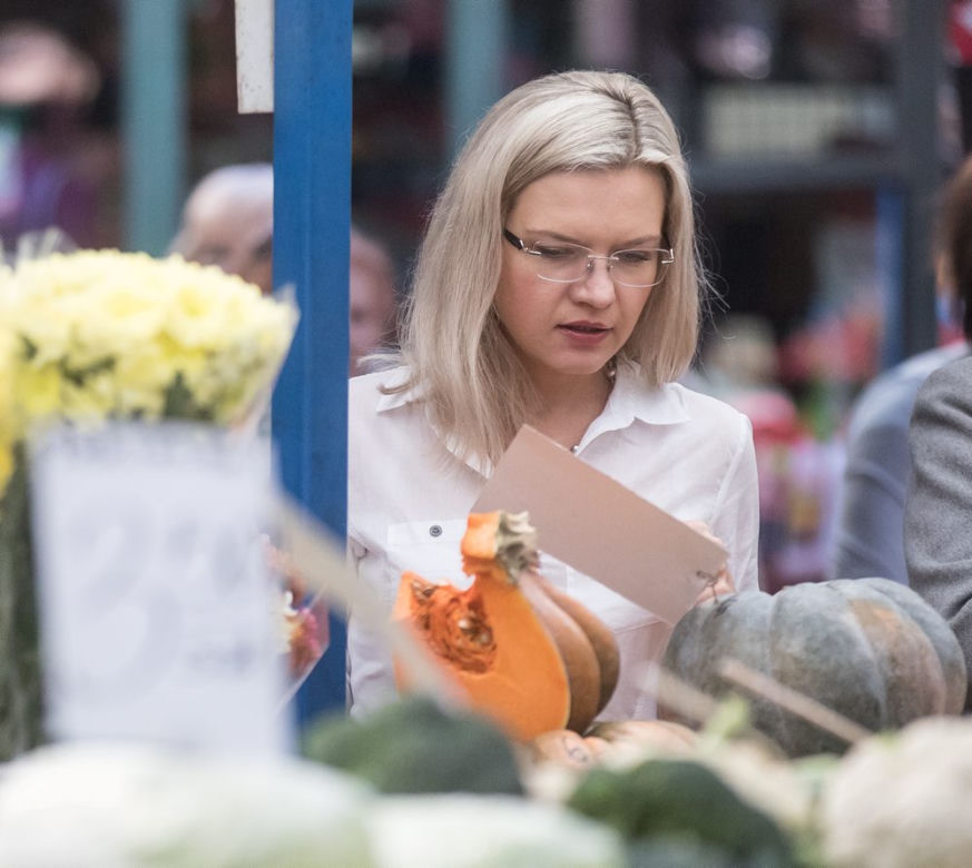 Małgorzata Wassermann na zakupach na bazarku w Krakowie
