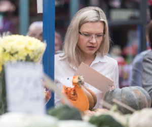Małgorzata Wassermann na zakupach na bazarku w Krakowie