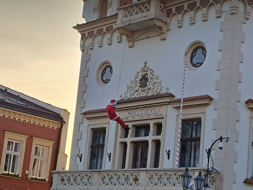 Parada Św. Mikołaja w Rzeszowie. Tłumy dzieci na spotkaniu ze Świętym na Rynku