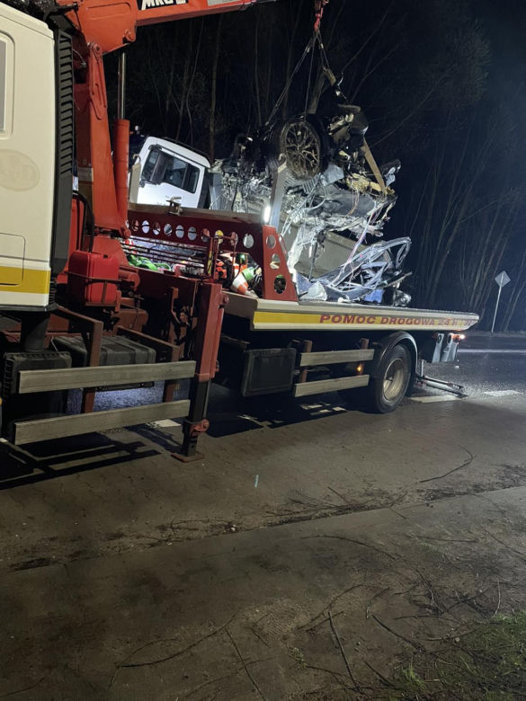 Tragiczny wypadek w Starej Słupi. Zmiażdżony samochód osobowy, cztery ofiary śmiertelne!