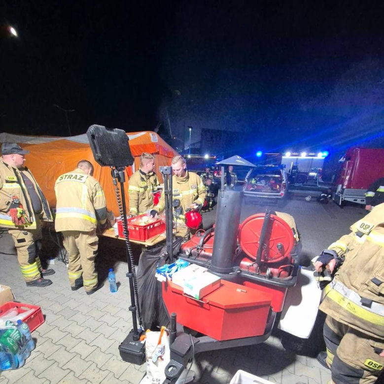 Kawle. Strażacy usuwają zniszczenia po pożarze hali przetwórstwa drobiu. W akcji robot gaśniczy i drony