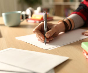 Jak napisać rozprawkę? Zasady pisania krok po kroku i przydatne zwroty