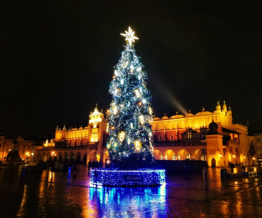 Na krakowskim Rynku pojawiły się już pierwsze świąteczne iluminacje