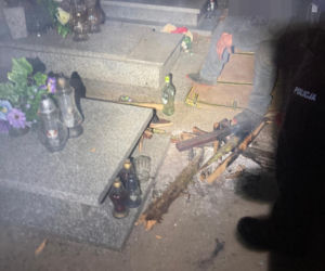 Najpierw piekł kiełbaski, pił alkohol, potem spał na grobie