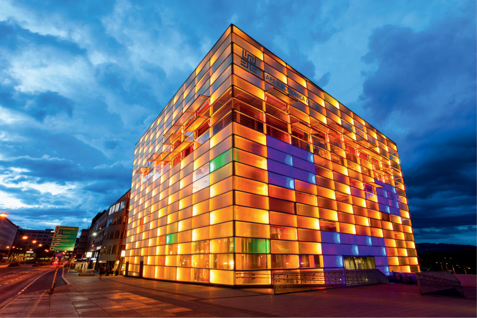 Światło rozświetlające lustro wody. Ars Electronica Center, Linz, proj. Treusch Architekture
