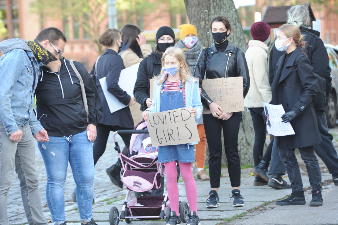 Kołobrzeg: Protest kobiet na ulicach miasta
