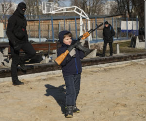 Wojna na Ukrainie. Kobiety pod bronią - coraz więcej Ukrainek wstępuje do armii. Dzieci też szkolą. 