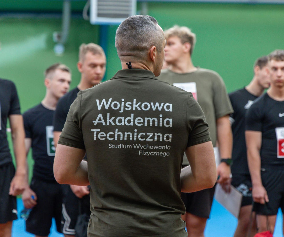 Egzaminator WAT stoi tyłem do grupy kandydatów na studia wojskowe. O naborze przeczytasz na SE Portal Obronny.