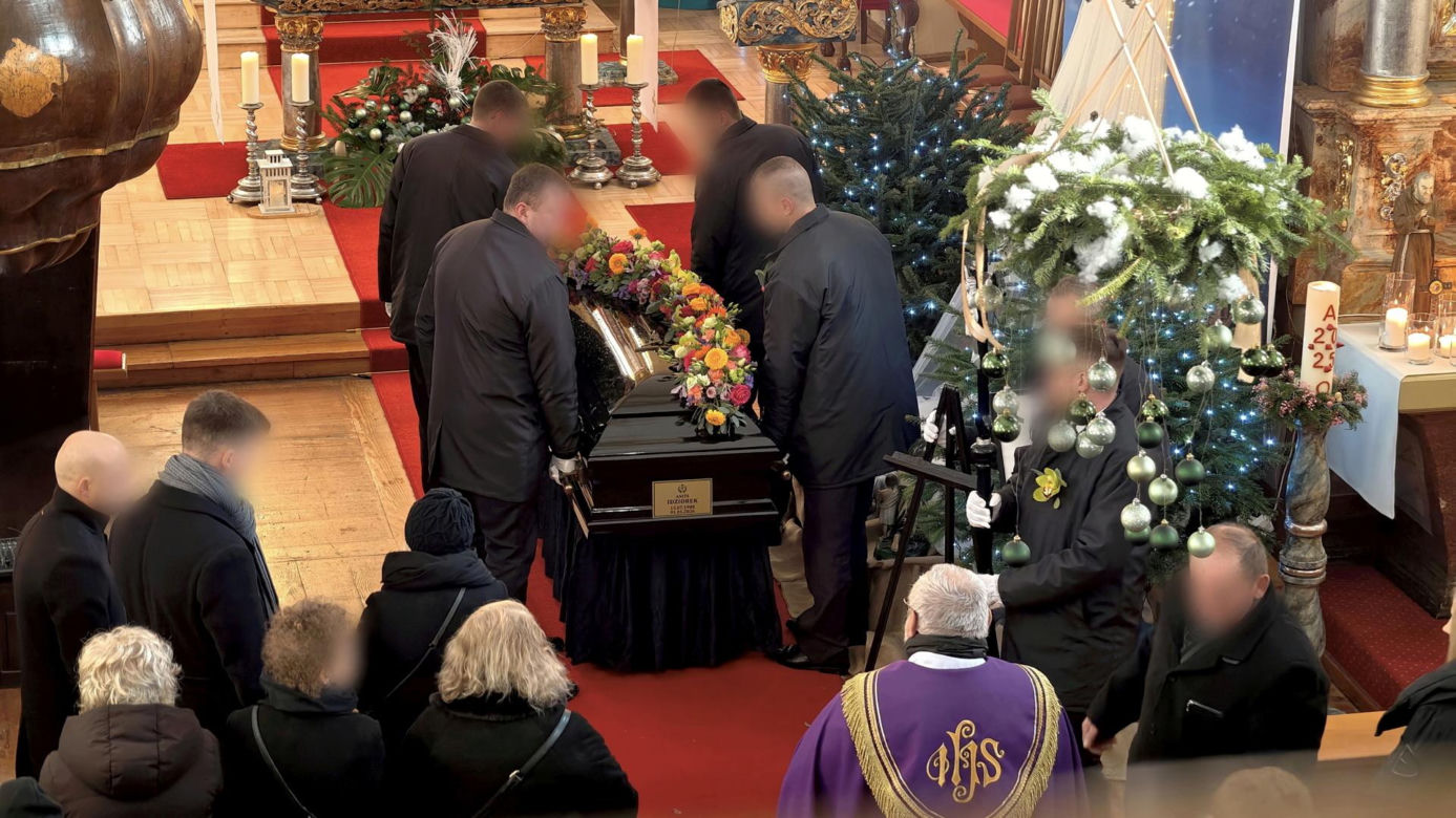 Kolorowe kwiaty okryły trumnę Anity. Wzruszające słowa księdza. "Każdy z nas chciałby mieć taki pogrzeb"