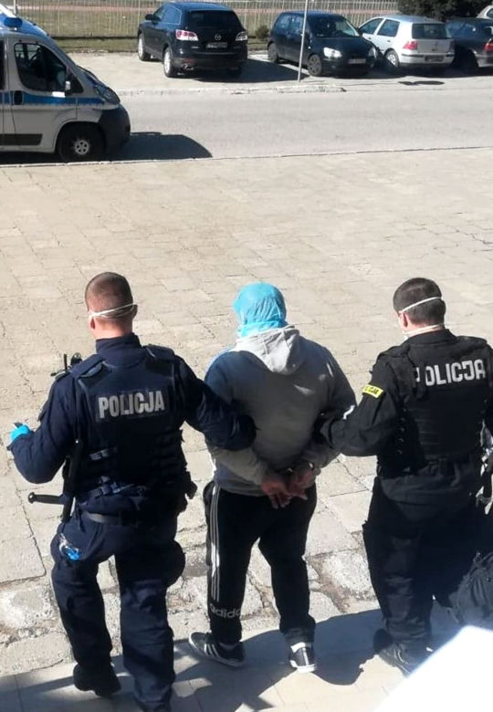 Ze strachu przed koronawirusem oddał się w ręce policji
