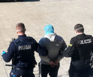 Ze strachu przed koronawirusem oddał się w ręce policji