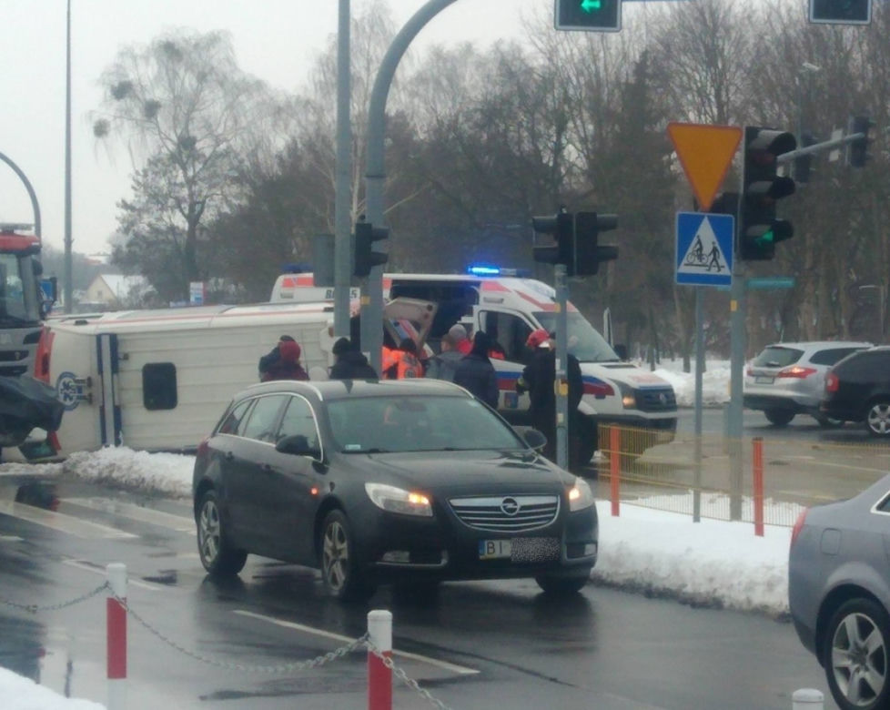 Wypadek w centrum Białegostoku. Karetka przewróciła się na skrzyżowaniu