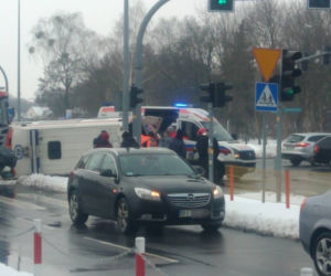 Wypadek w centrum Białegostoku. Karetka przewróciła się na skrzyżowaniu