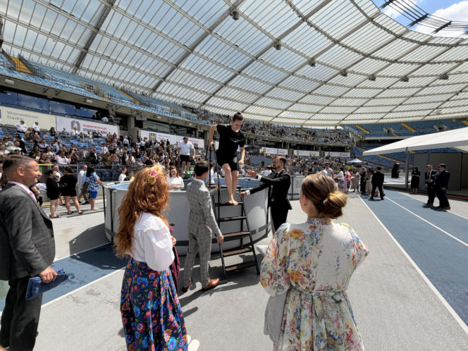 Tysiące ludzi szuka swojego szczęścia na stadionie. Kongres Świadków Jehowy przyciągnął tłumy