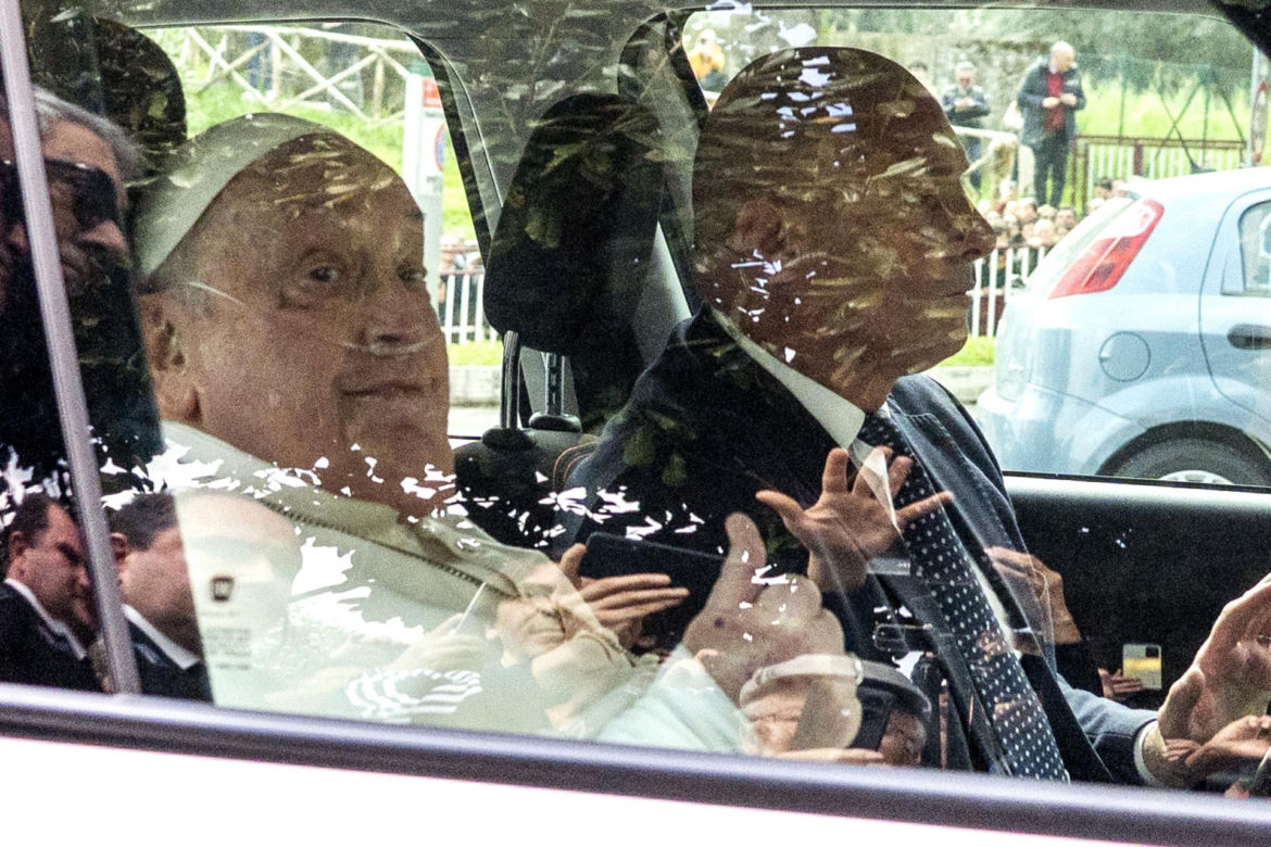 Papież Franciszek opuścił szpital po 37 dniach