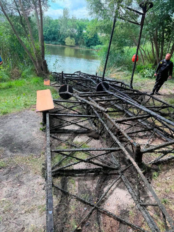 Akcja wydobycia starego mola nad zalewem Piachy