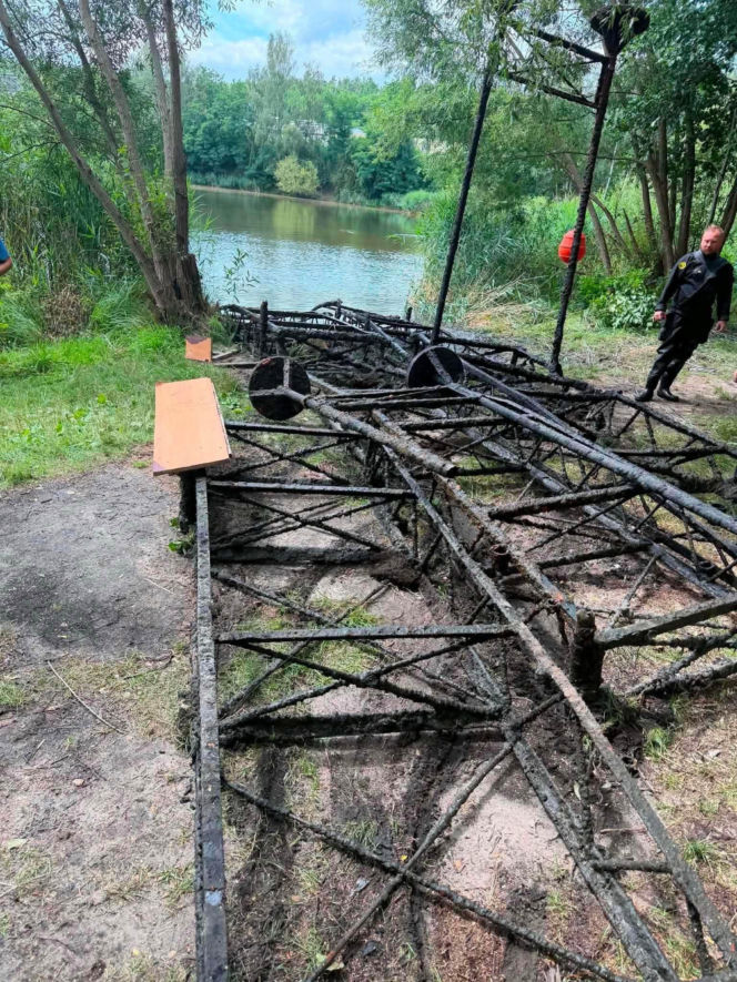 Akcja wydobycia starego mola nad zalewem Piachy