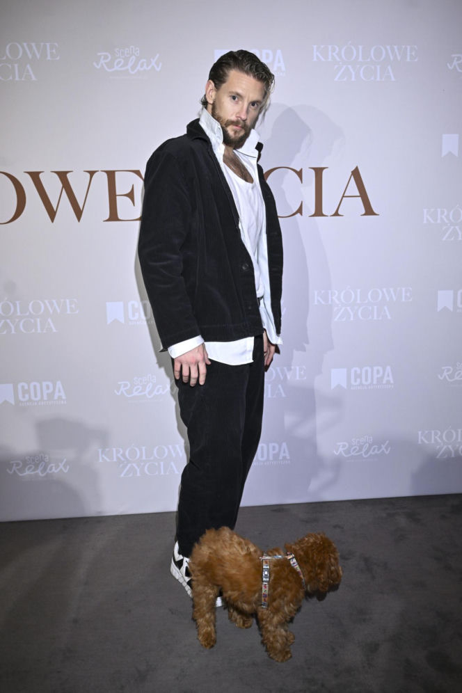 Sebastian Fabijański z pieskiem