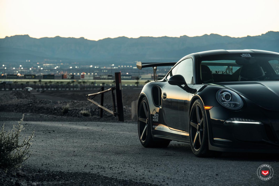 Porshe na felgach Vossen