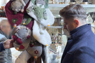 Biedroń i Śmiszek szukają prezentów pod choinkę,