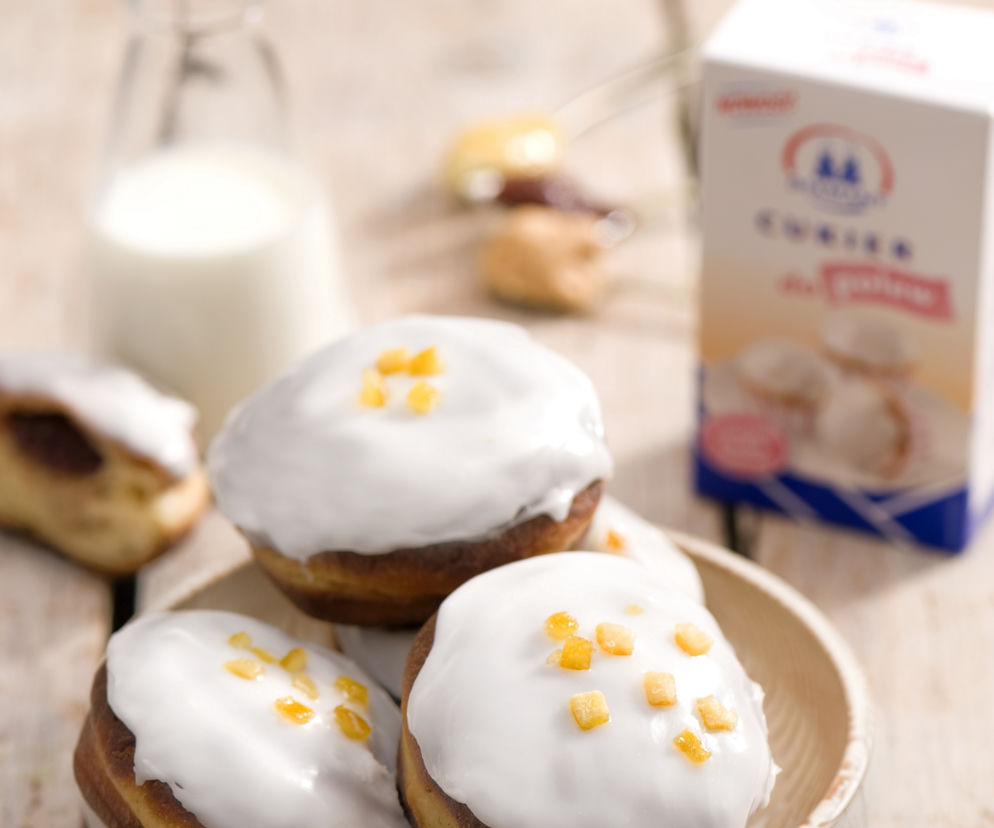 Tradycyjne pączki z polewą