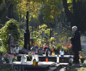 Jarosław Kaczyński na Powązkach i przed pomnikiem brata. Prezes PiS nie zapomina o kolejnej miesięcznicy
