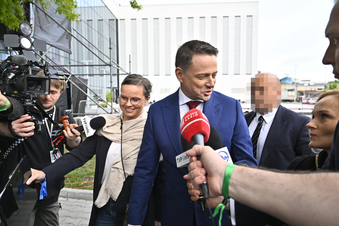 Wielkie wejście Trzaskowskiego do TVP. Zdjęcia uchwyciły każdy krok