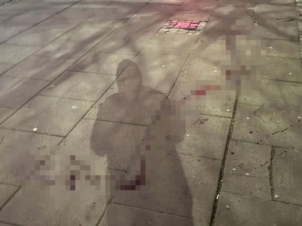 Krwawy atak nożownika w centrum Warszawy. Ofiara walczy o życie, sprawca na wolności