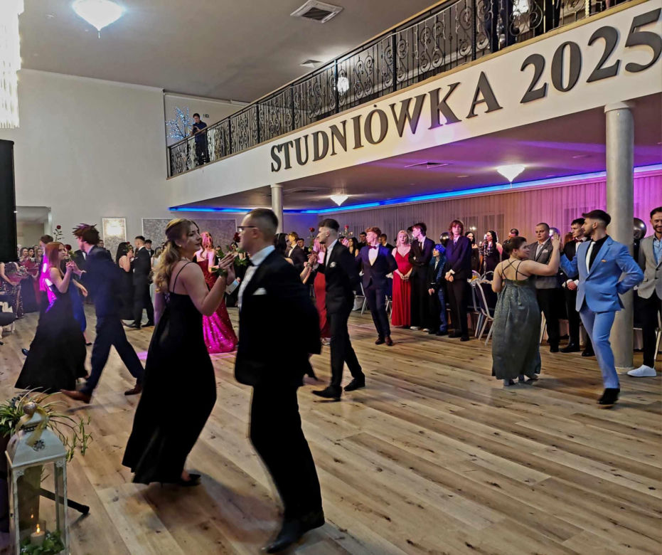 Dwa polonezy na studniówce bydgoskiej Handlówki. W jednym pomogli nauczyciele