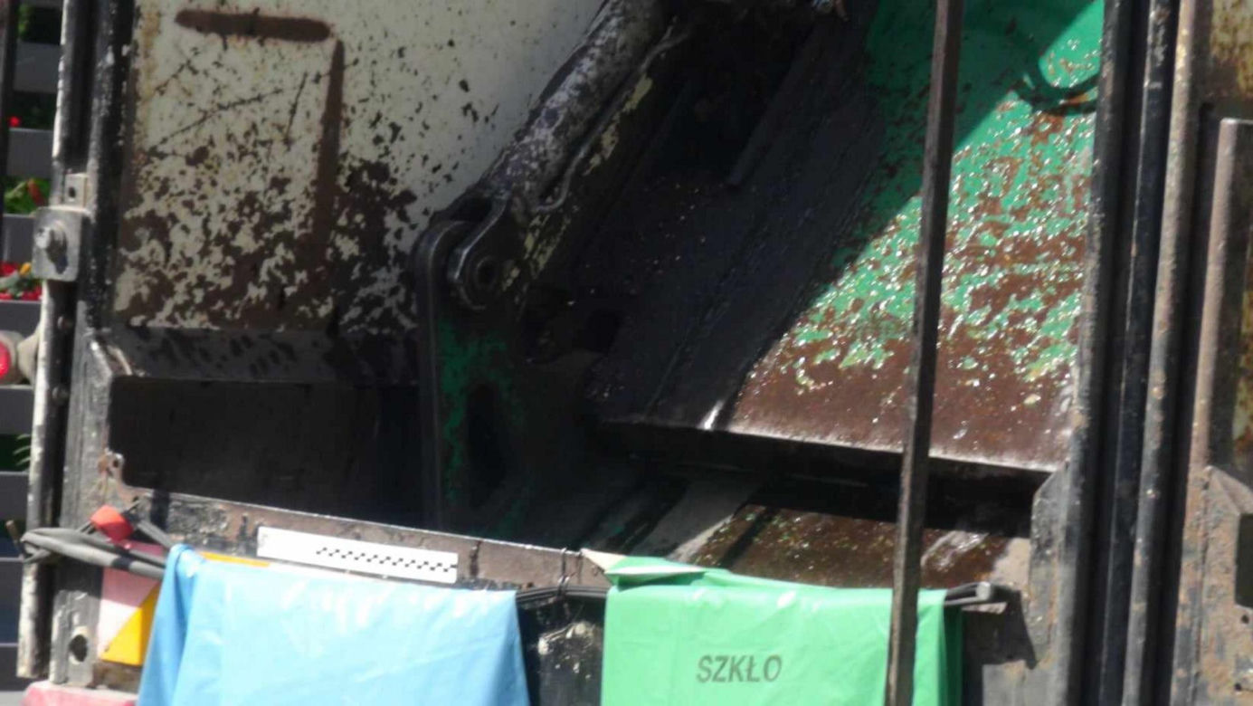 Mężczyzna wciągnięty przez śmieciarkę. Rannego przetransportowano do szpitala w Warszawie
