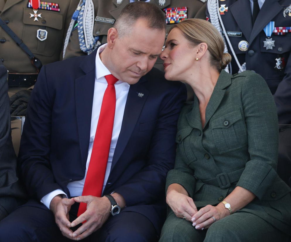 Prezydent Karol Nawrocki i Marta Nawrocka w bliskiej rozmowie. O sondażach pary prezydenckiej przeczytasz na SE Polityka.