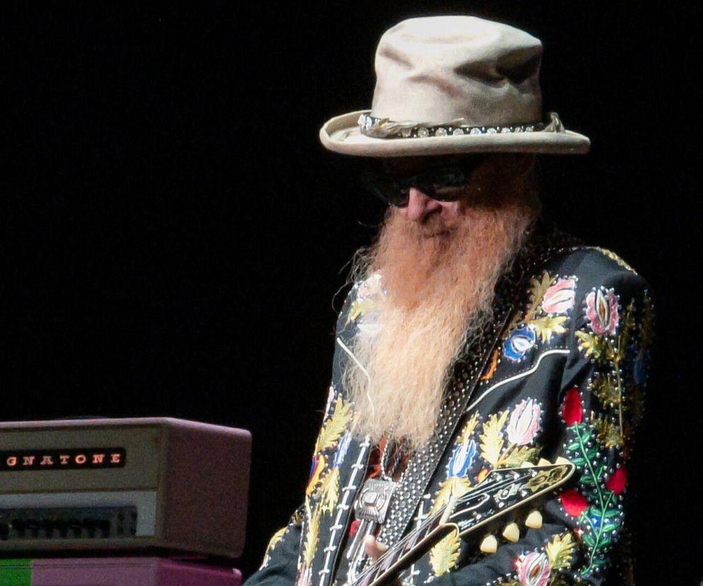 Billy Gibbons z ZZ Top z gitarą na scenie. O pożegnalnym koncercie dla Franka Bearda przeczytasz na EskaRock.