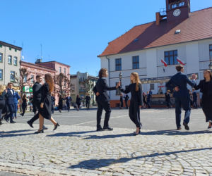 Polonez maturzystów z I LO na rynku w Ostrzeszowie