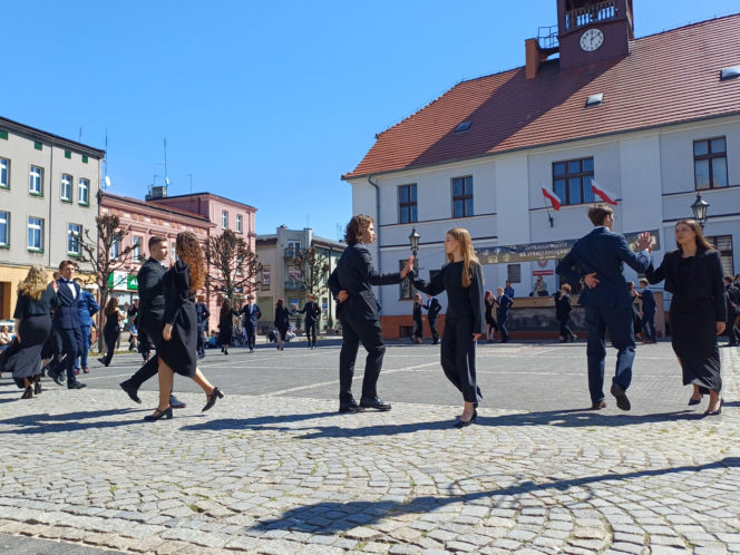 Polonez maturzystów z I LO na rynku w Ostrzeszowie