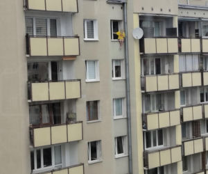 Dramatyczna akcja służb w Warszawie. Mężczyzna po 19 godzinach zszedł z parapetu