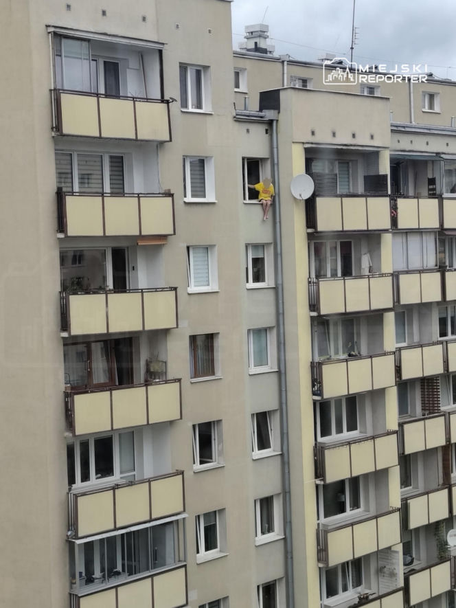 Dramatyczna akcja służb w Warszawie. Mężczyzna po 19 godzinach zszedł z parapetu