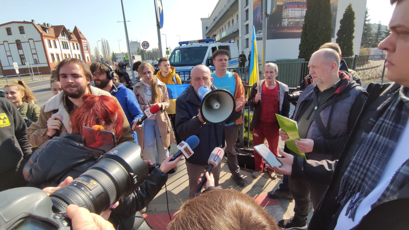 Protest pod siedzibą TZMO. Co dalej z Toruńskimi Zakładami Materiałów Opatrunkowych w Rosji?